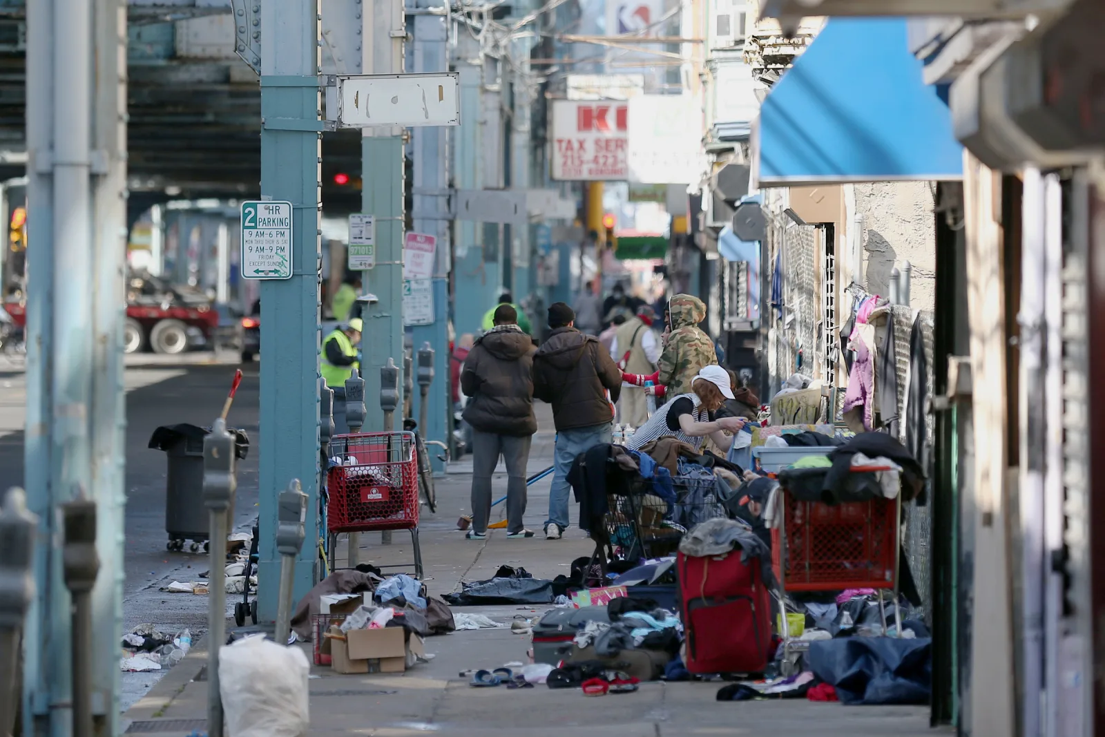 Strada di Kensington affollata di persone